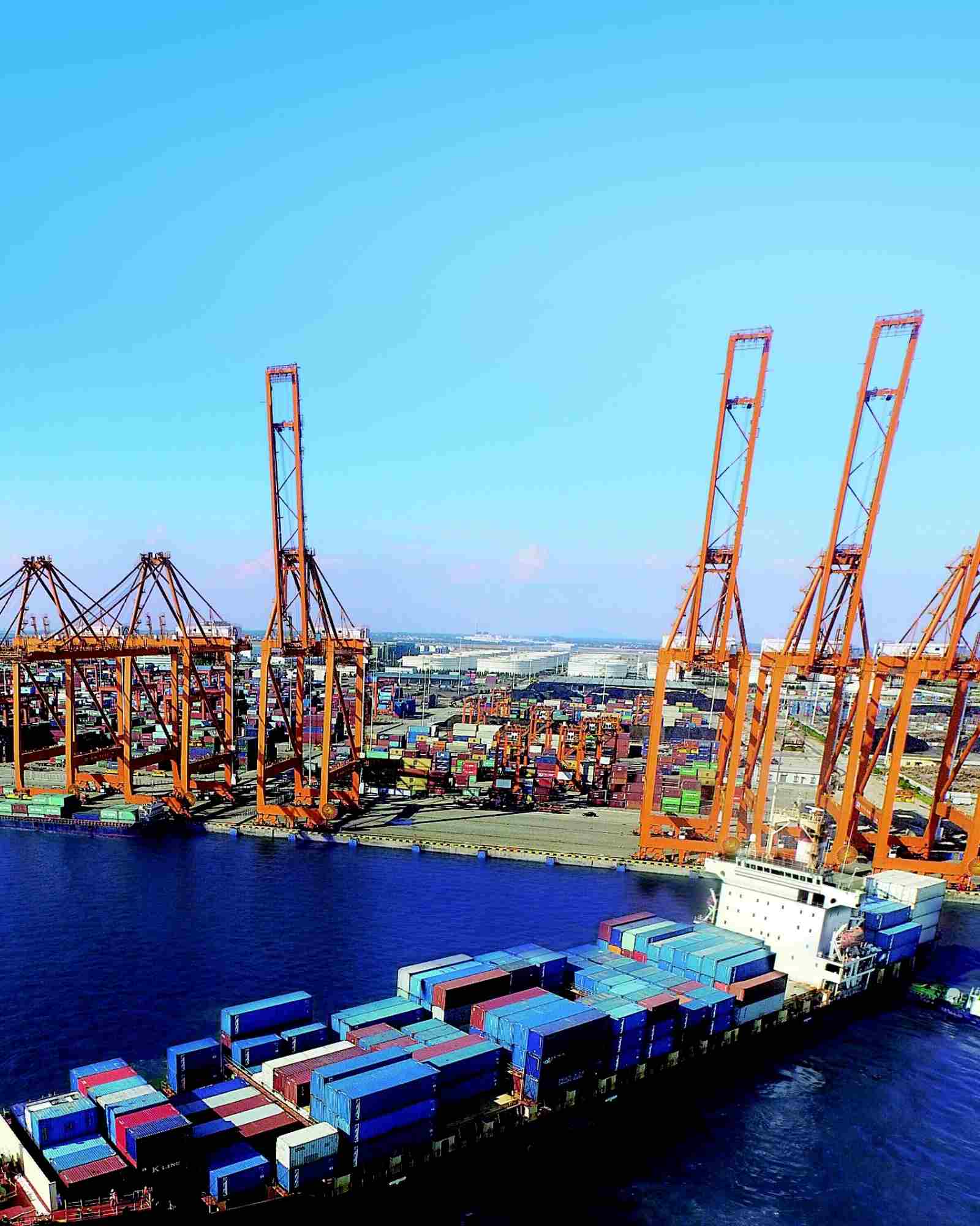 Conteneurs alignés sur le port de Marseille-Fos