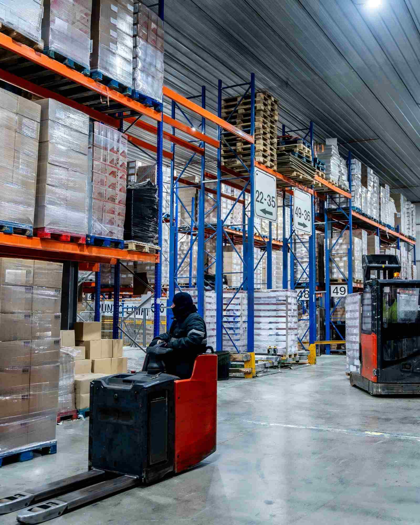 Préparateur de commandes scannant un colis dans un entrepôt français