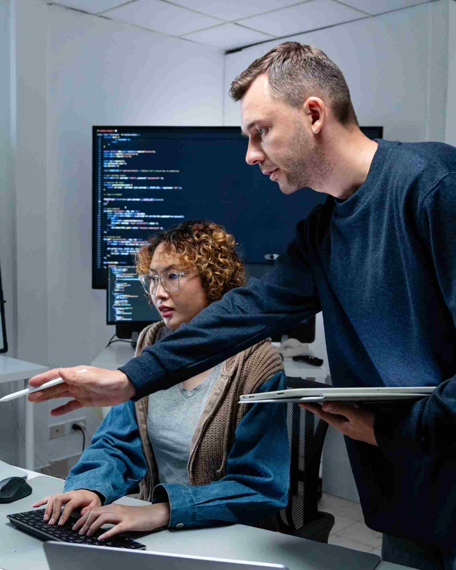 مهندس بيانات أمام لوحات تحليلية في فضاء عمل تقني فرنسي